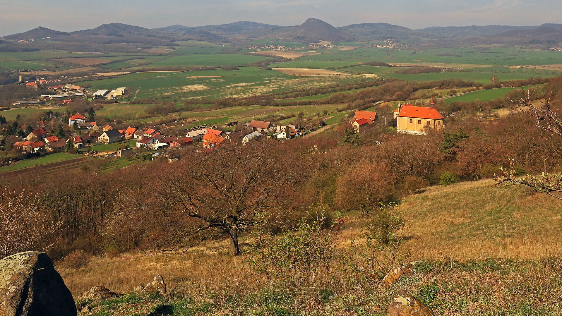 Blick vom 446m hohen Kahlen Berg (Holy vrch) des Böhmischen Mittelgebirges...