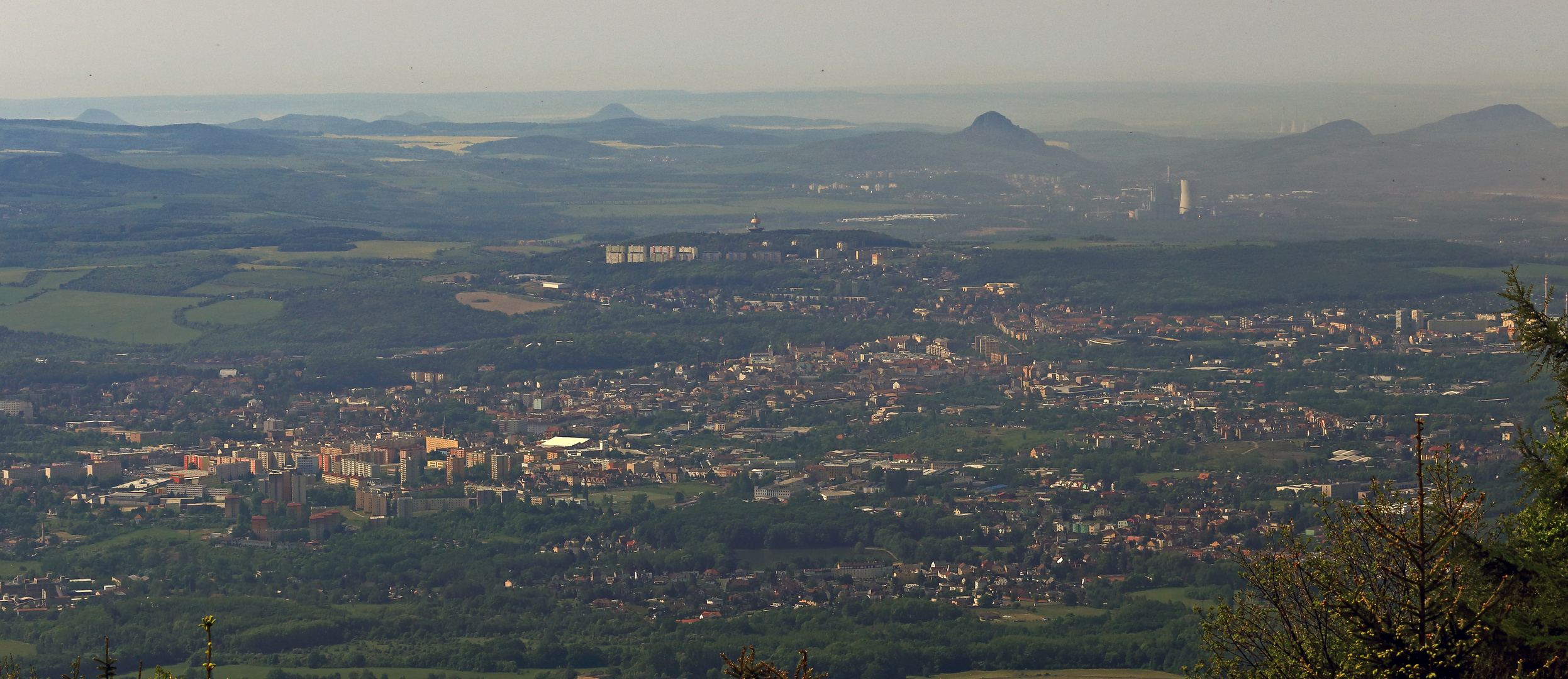 Blick vom 807m hoch gelegenen Mückentürmchen auf Teplice (Teplitz) in die Ebene, der...