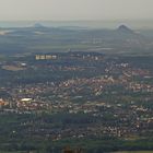 Blick vom 807m hoch gelegenen Mückentürmchen auf Teplice (Teplitz) in die Ebene, der...