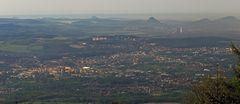 Blick vom 807m hoch gelegenen Mückentürmchen auf Teplice (Teplitz) in die Ebene, der...