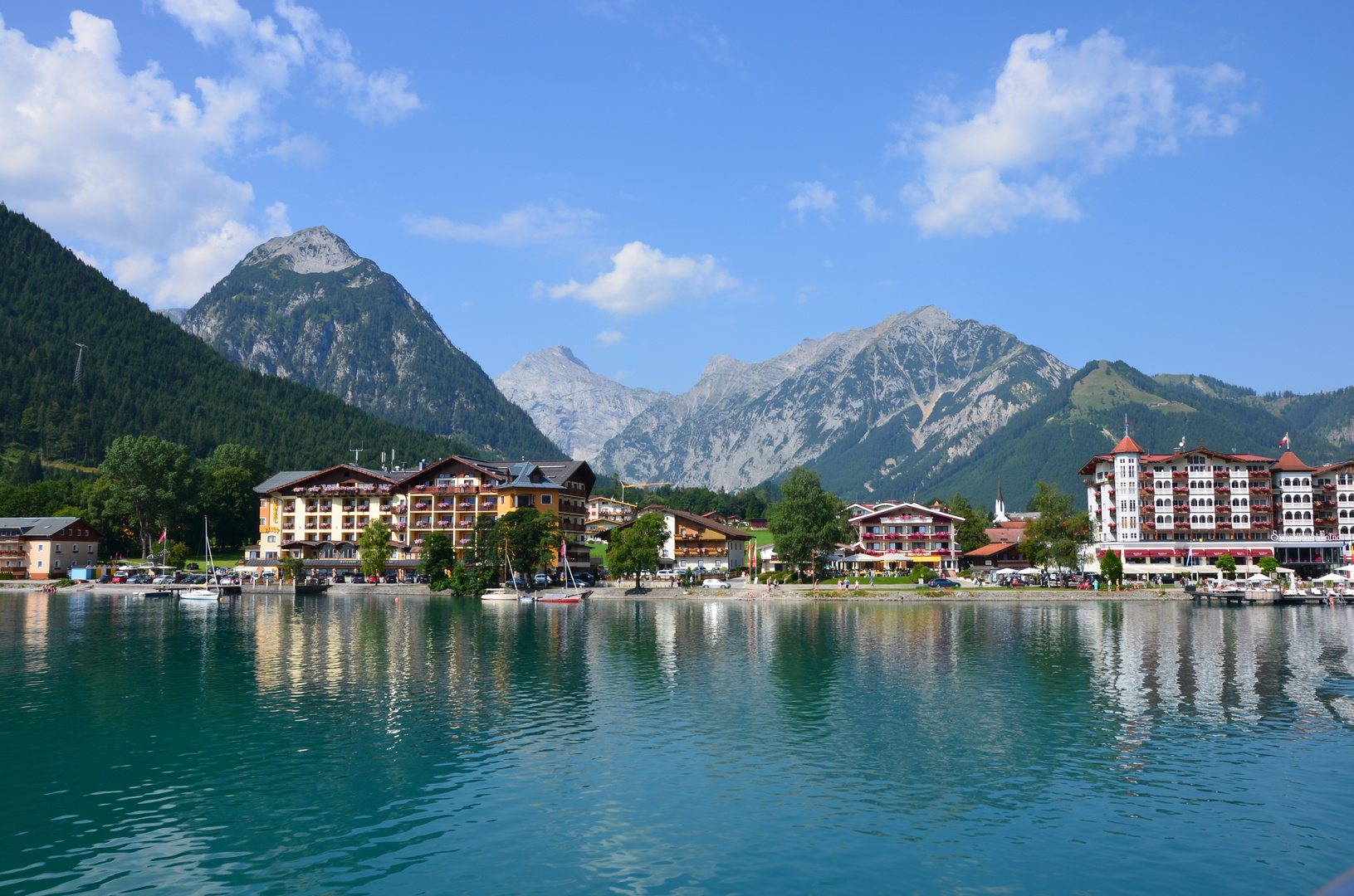 Blick vom Achensee auf die umliegenden Berge