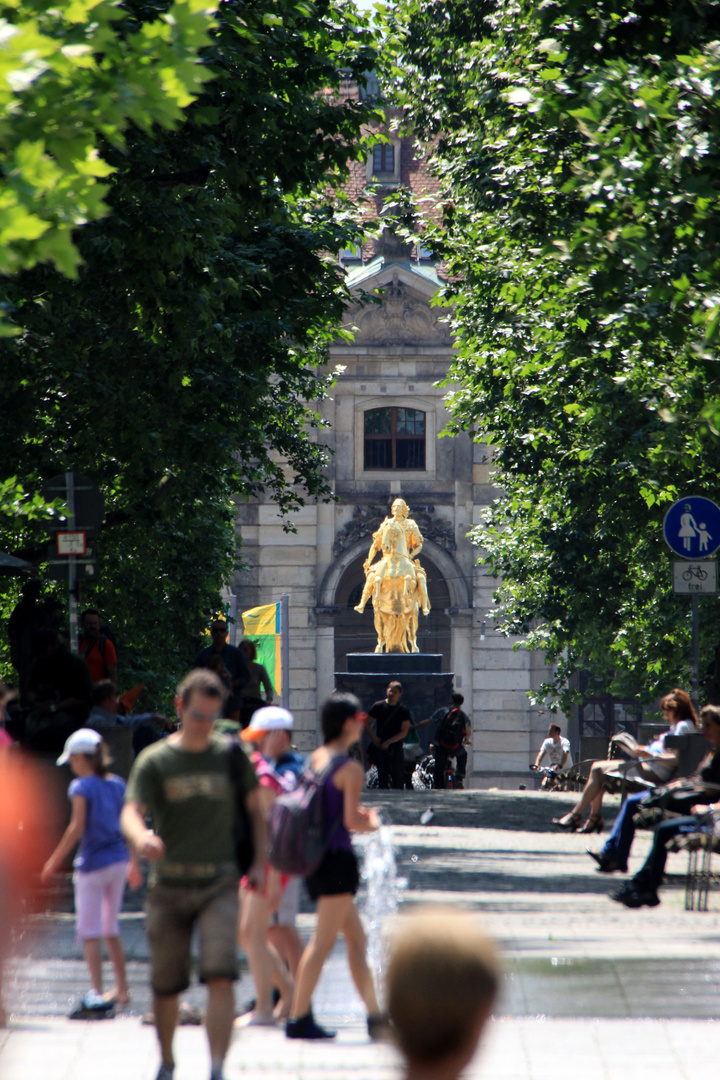 Blick vom Albertplatz zum Goldenen Reiter