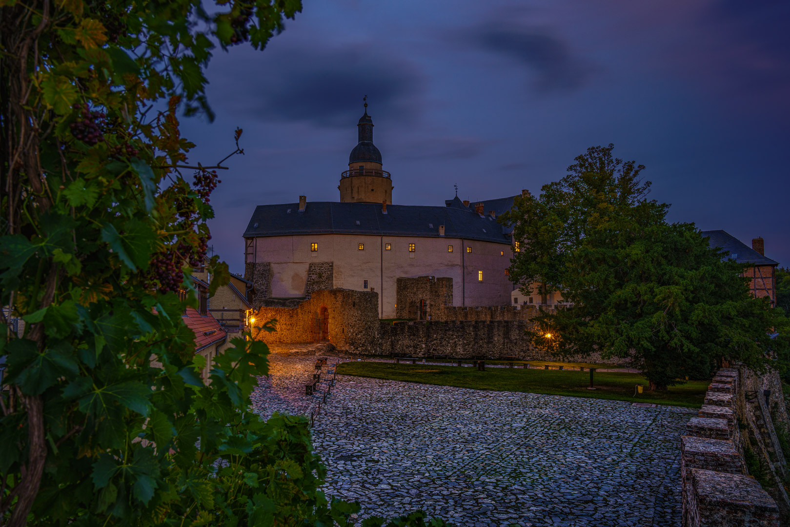 Blick vom Altan zu Burganlage