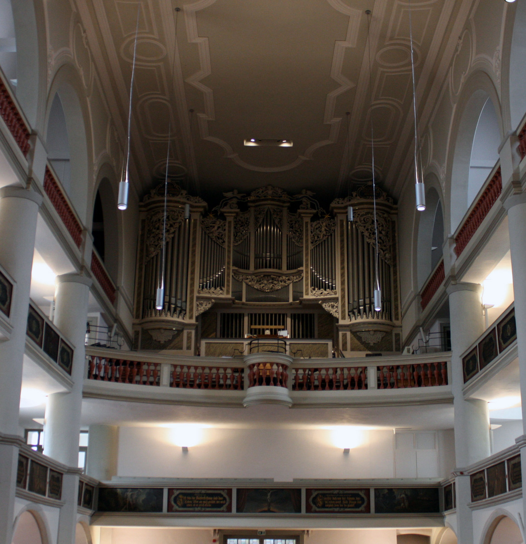 Blick vom Altar auf die Orgel