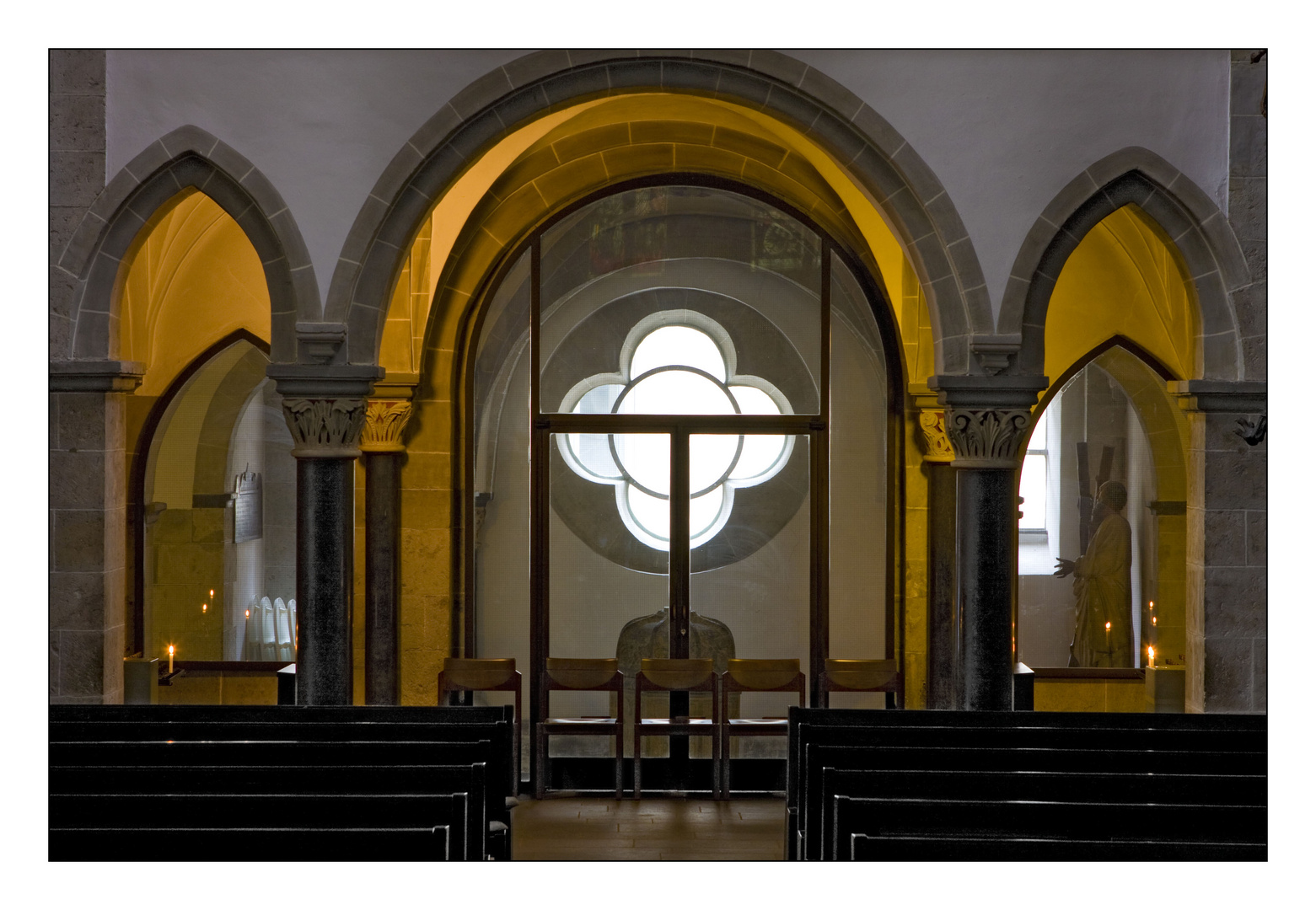 Blick vom Altarraum ins untere Kirchenschiff