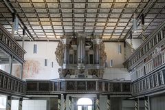 Blick vom Altarraum zur Orgel