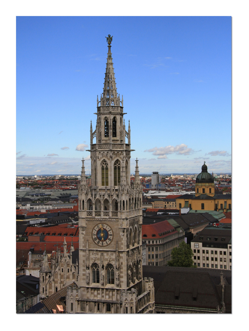 Blick vom Alten Peter zum Rathausturm