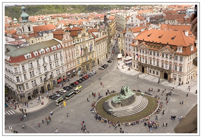 Blick vom Altstädter Rathaus auf den Altstädter Ring mit Hus Denkmal