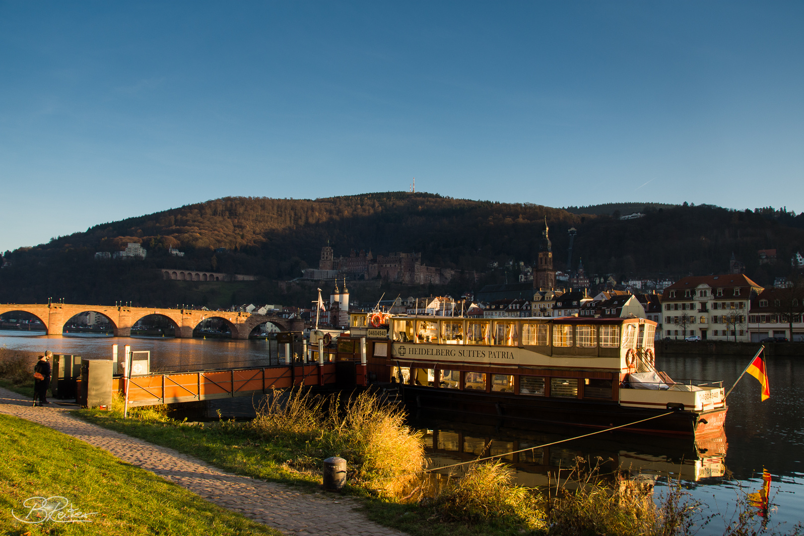 Blick vom anderen Ufer auf Schloß Heidelberg und die alte Brücke