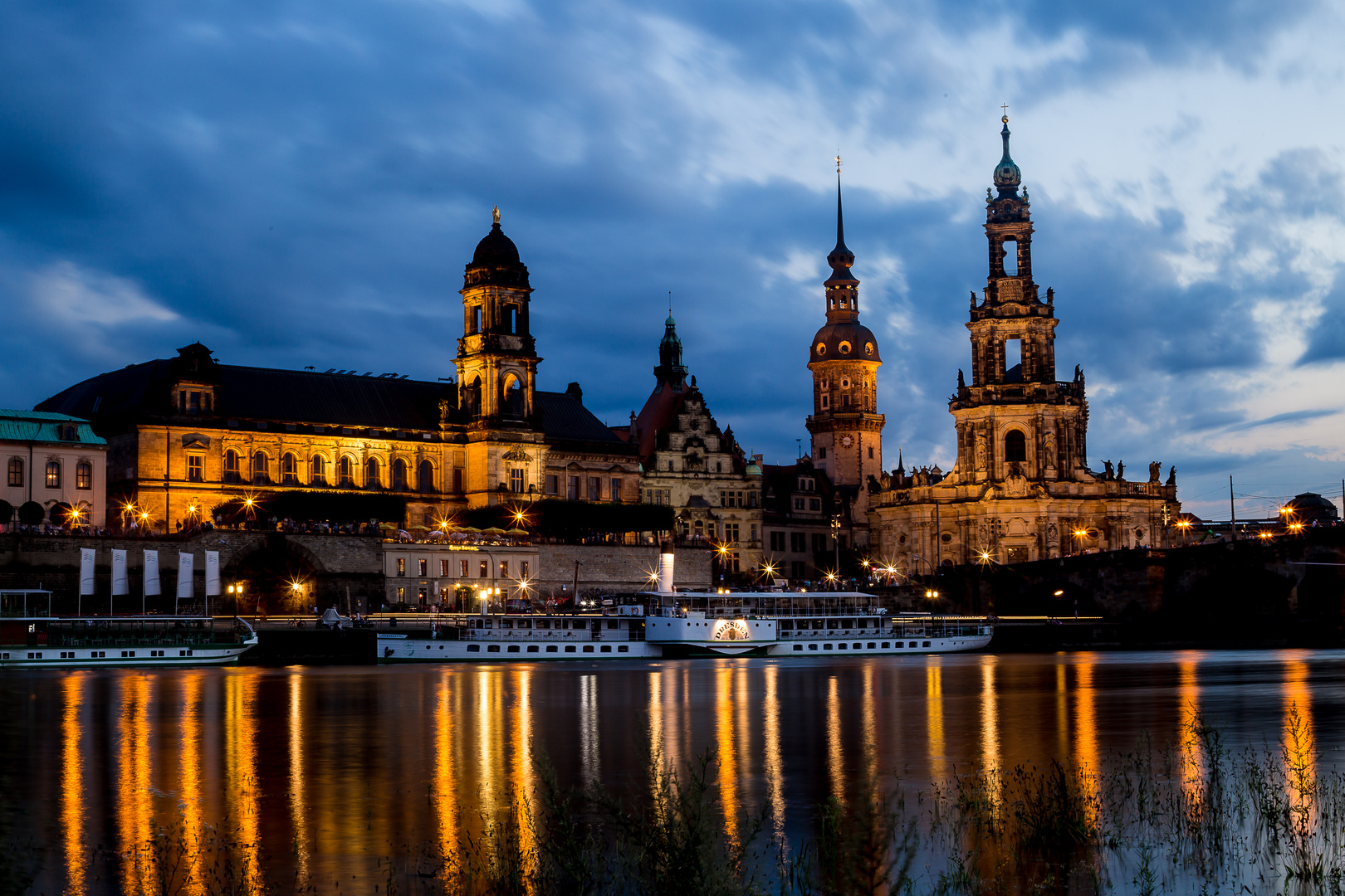 Blick vom anderen Ufer der Elbe auf die Altstadt von Dresden