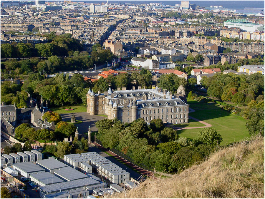 Blick vom Arthur Seat auf Palace of Holyroodhouse und Edinburgh