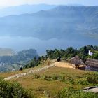 Blick vom Aufstieg nach Sarangkot auf den Phewa-See