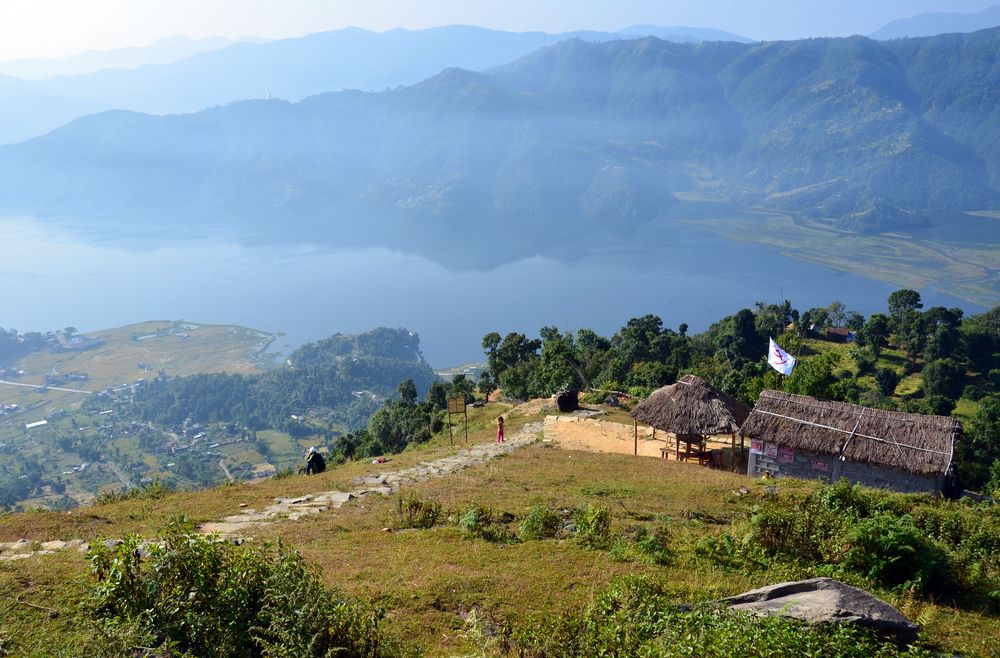 Blick vom Aufstieg nach Sarangkot auf den Phewa-See