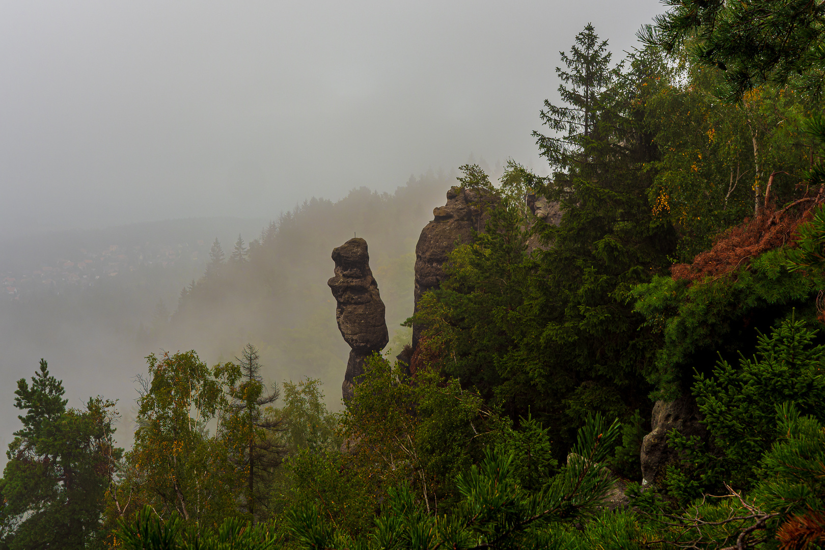 Blick vom Aussichtspunkt Orgelsteig zur Hennigsäule 