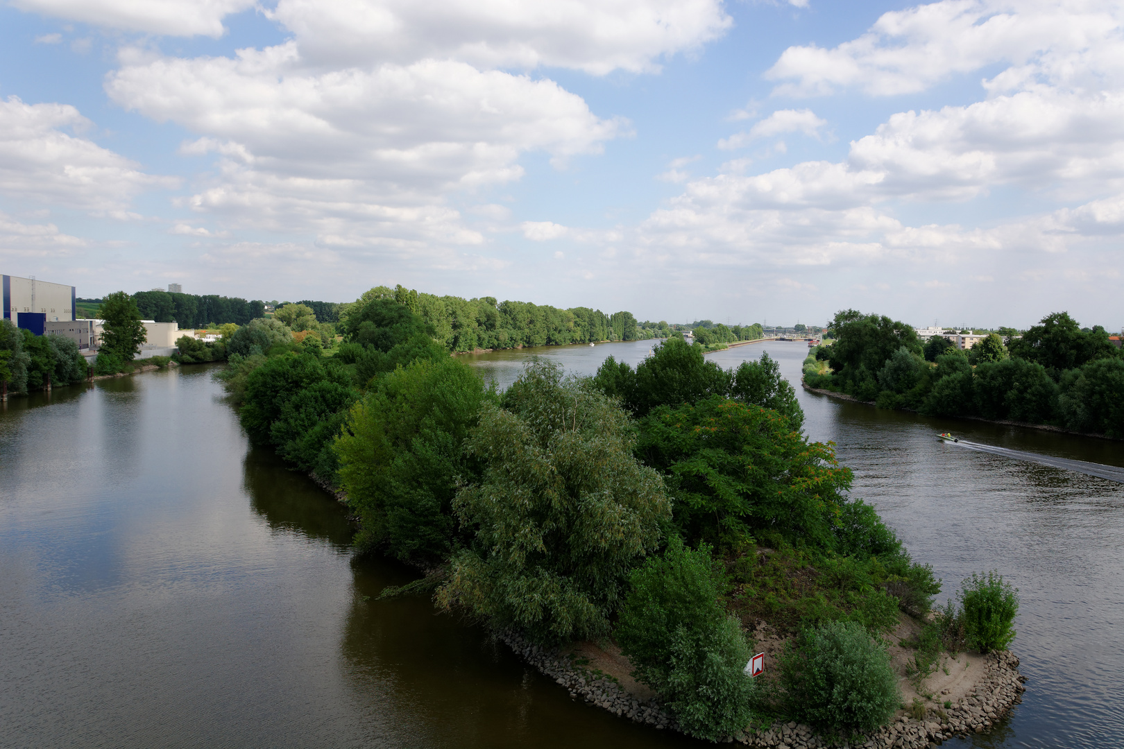 Blick vom Aussichtsturm am Kostheimer Mainhafen (alter Cellulosehafen)