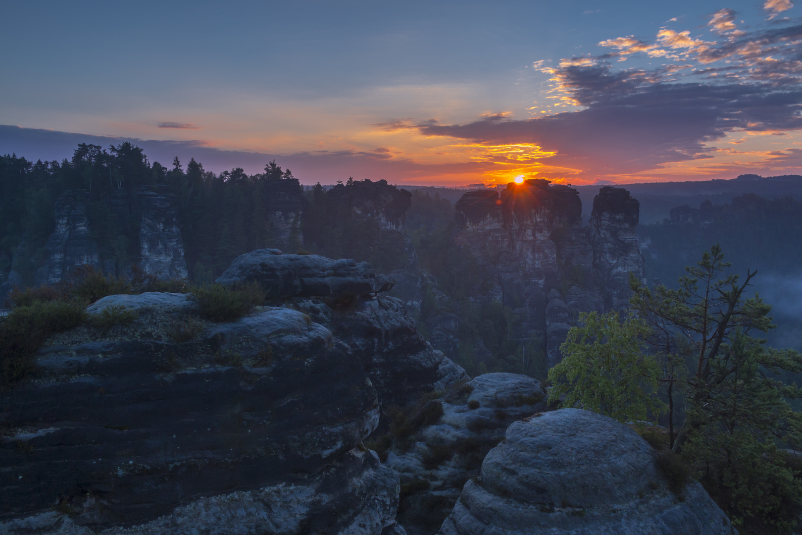 Blick vom Aussichtsturm Ferdinandstein - Bastei - morgens um 5 Uhr