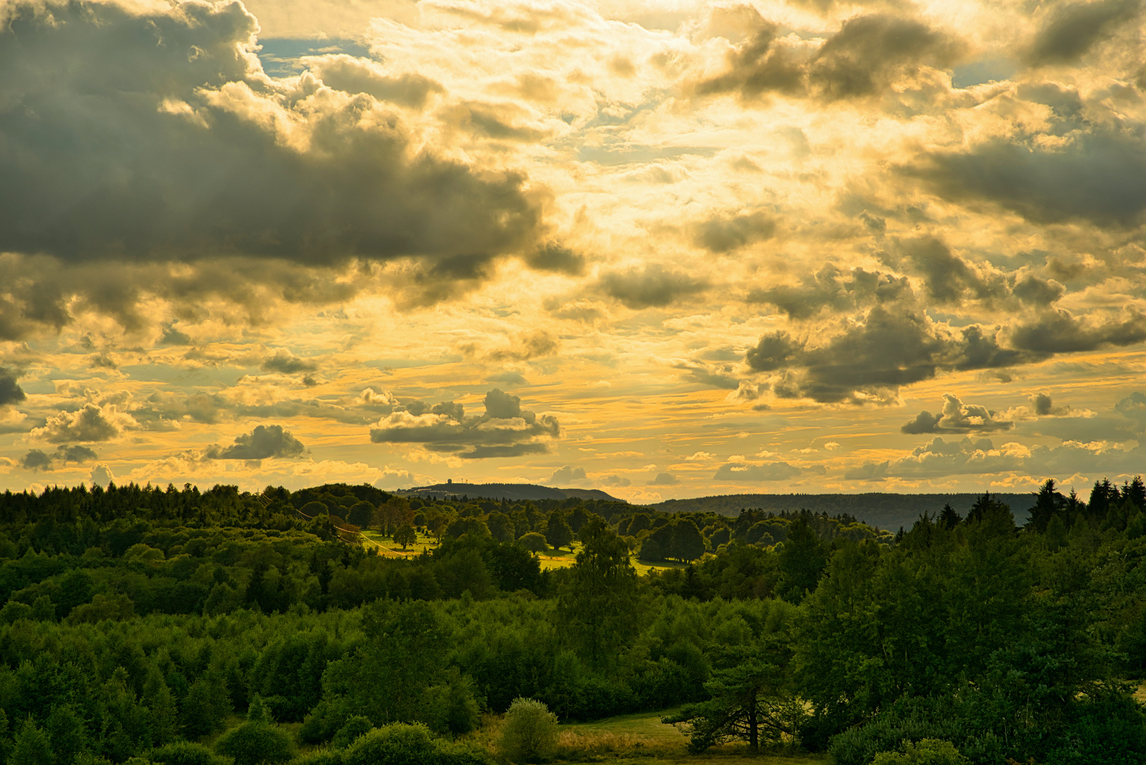 Blick vom Aussichtsturm Schwarzes Moor über die Hochrhöhn auf die Wasserkuppe