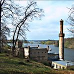 Blick vom Babelsberger Park über das Pumpenhaus zur Glienicker Brücke.