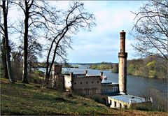 Blick vom Babelsberger Park über das Pumpenhaus zur Glienicker Brücke.