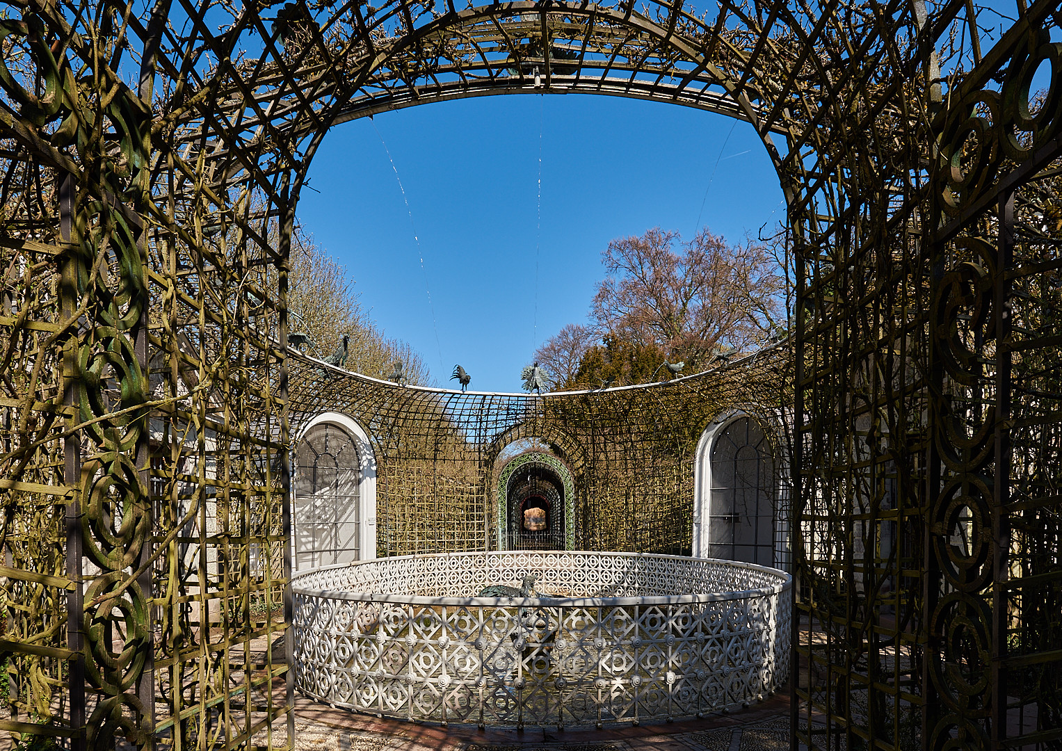 Blick vom Badhaus auf den Brunnen mit den wasserspeienden Vögel mit Blick (Bildmitte) an das...