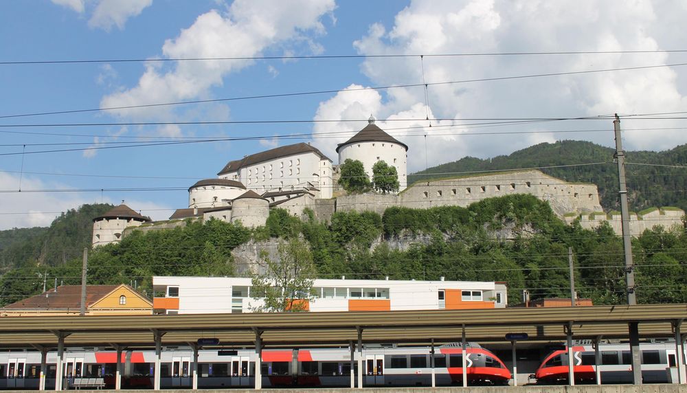 Blick vom Bahnhof aus auf die Festung Kufstein