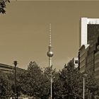 Blick vom Bahnhof Friedrichstrasse auf den Berliner Fernsehturm