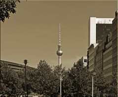 Blick vom Bahnhof Friedrichstrasse auf den Berliner Fernsehturm