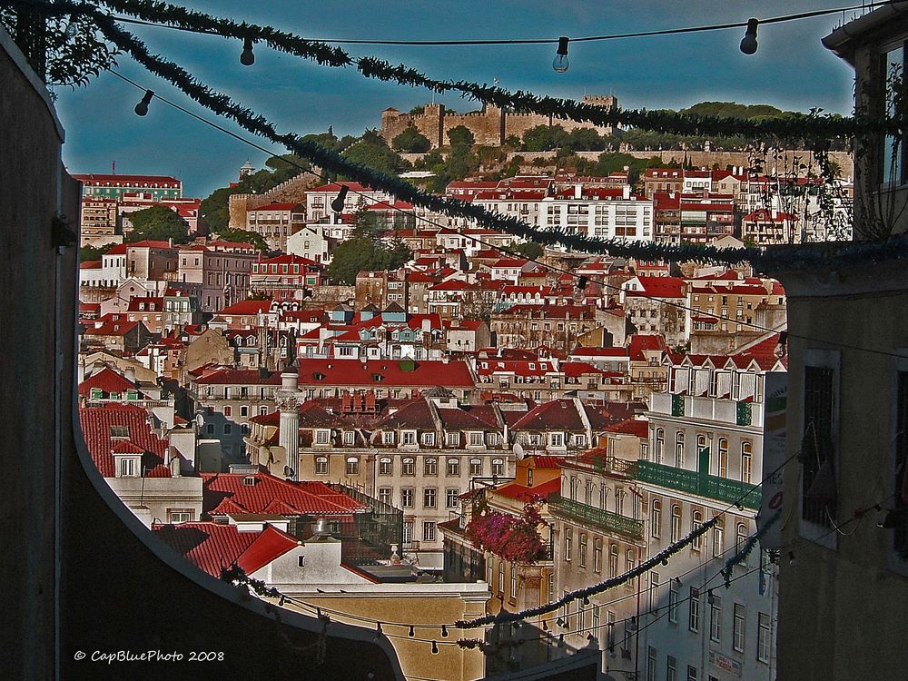 Blick vom Bairro Alto auf Lisboa mit Castelo de Sao Jorge