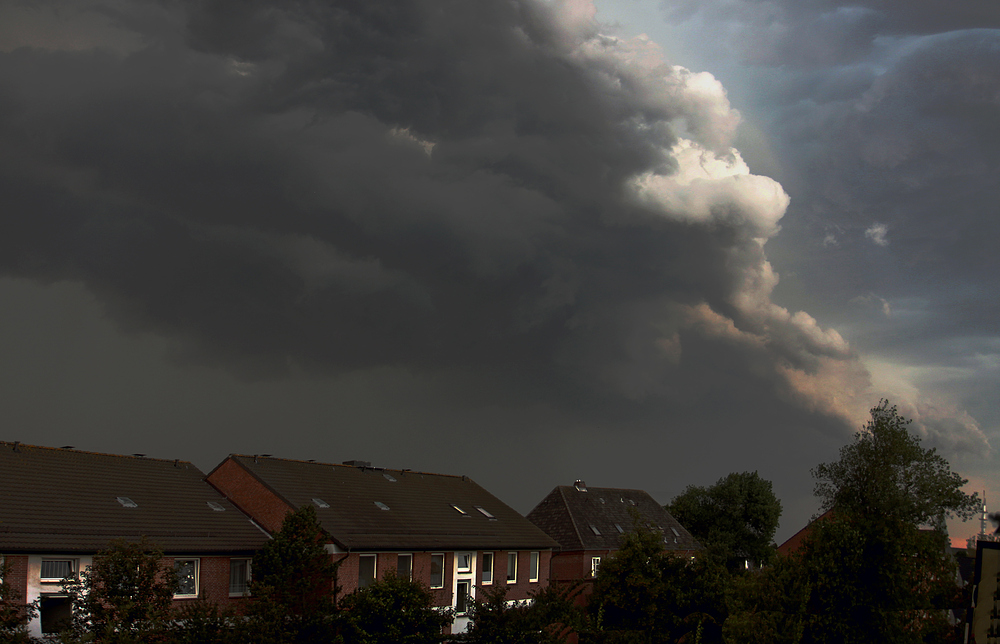 Blick vom Balkon - Heute gegen 17.30h - kurz vor dem Gewitter