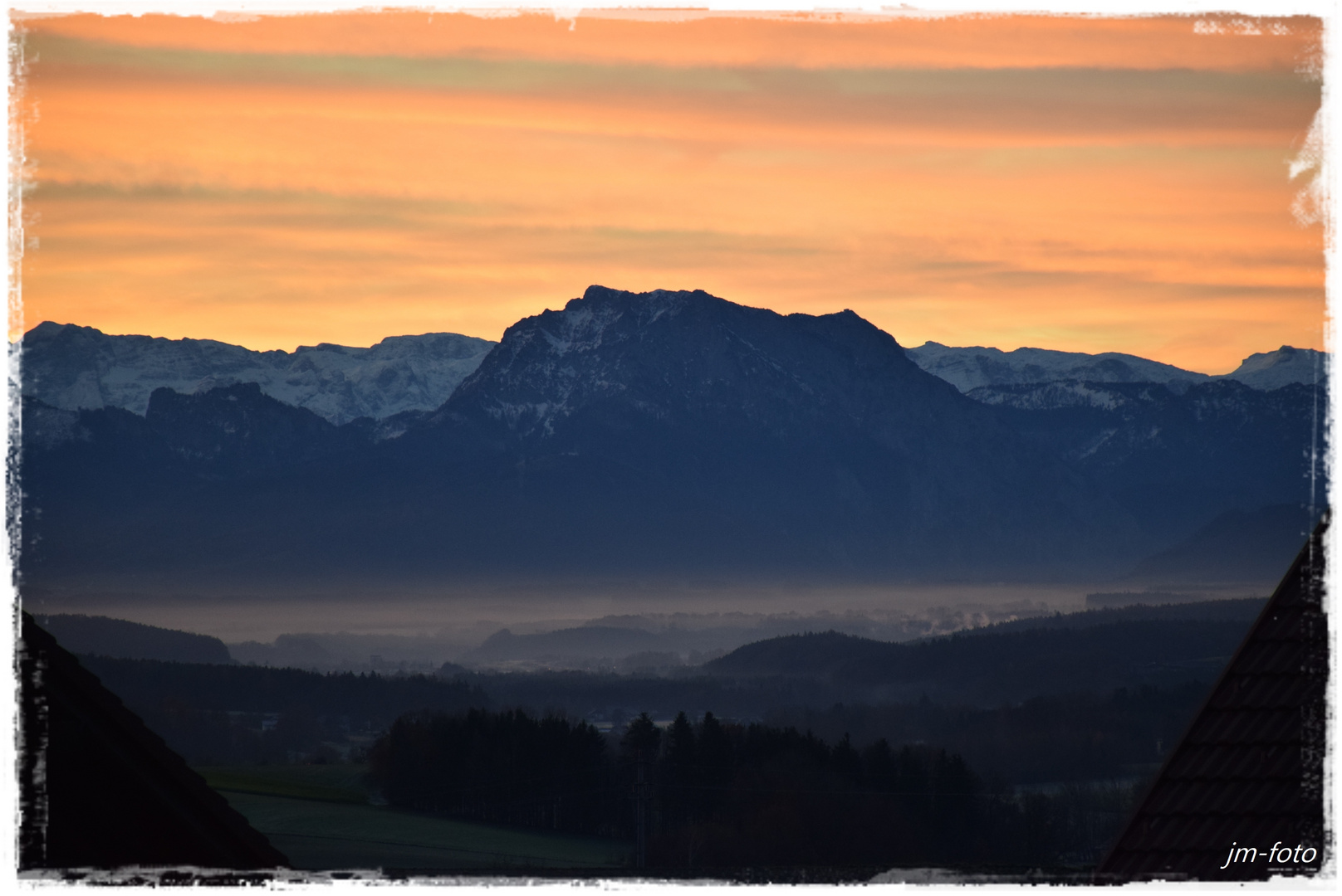 Blick vom Balkon ins Gebirge am morgen