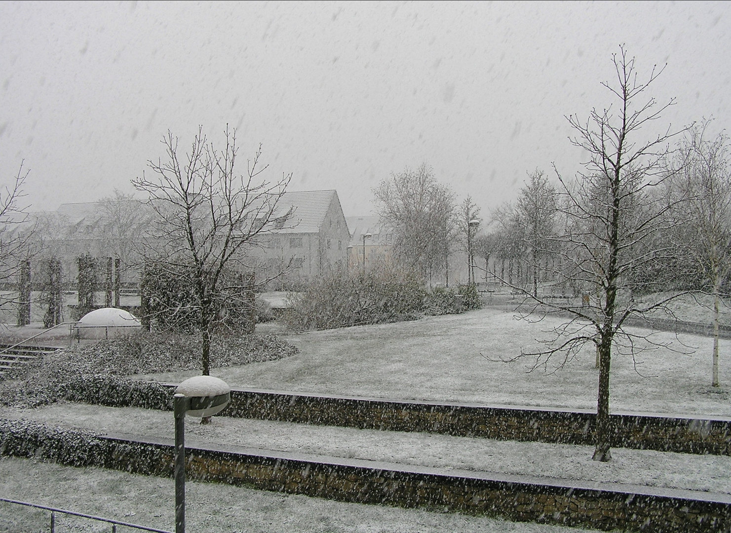 Blick vom Balkon ins Schneetreiben