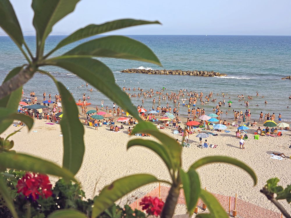 Blick vom Balkon ... / Sguardo dal balcone ...