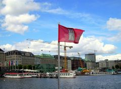 Blick vom Ballindamm über die Hamburger Binnenalster Richtung Jungfernstieg