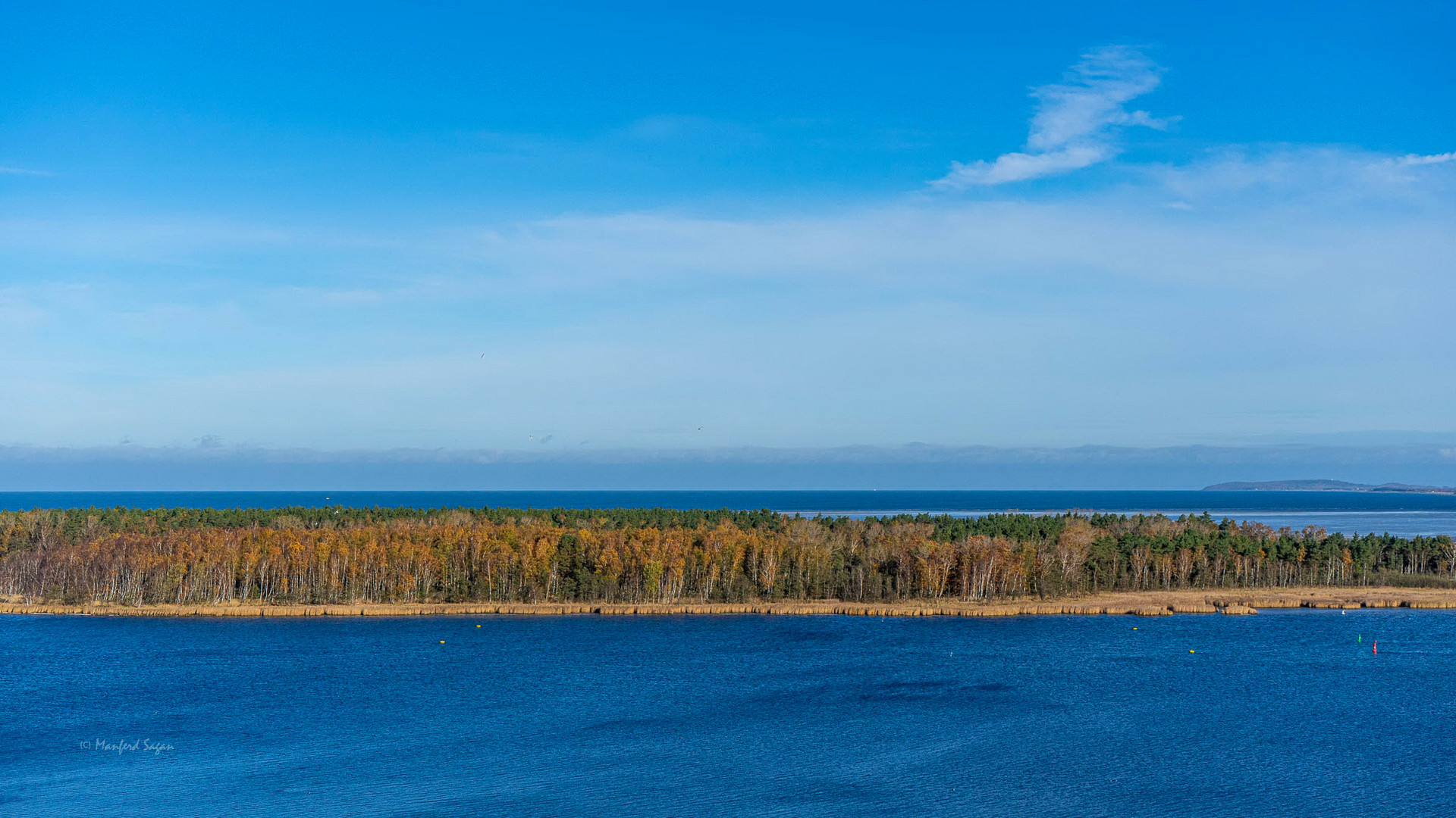 Blick vom Barhöfter Kliff über die Insel Bock auf die Ostsee... 