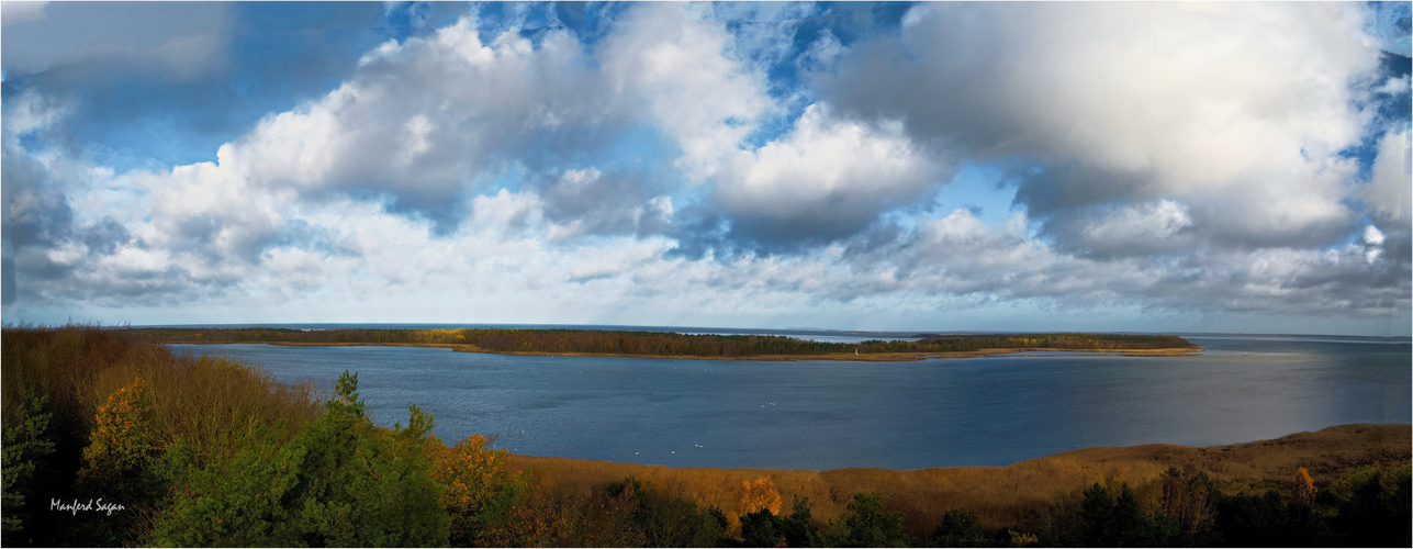 Blick vom Barhöfter Kliff zur Insel Bock, dahinter die Ostsee