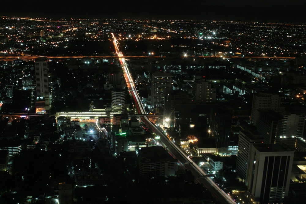 Blick vom Bayoke Sky Tower auf Bangkok bei Nacht