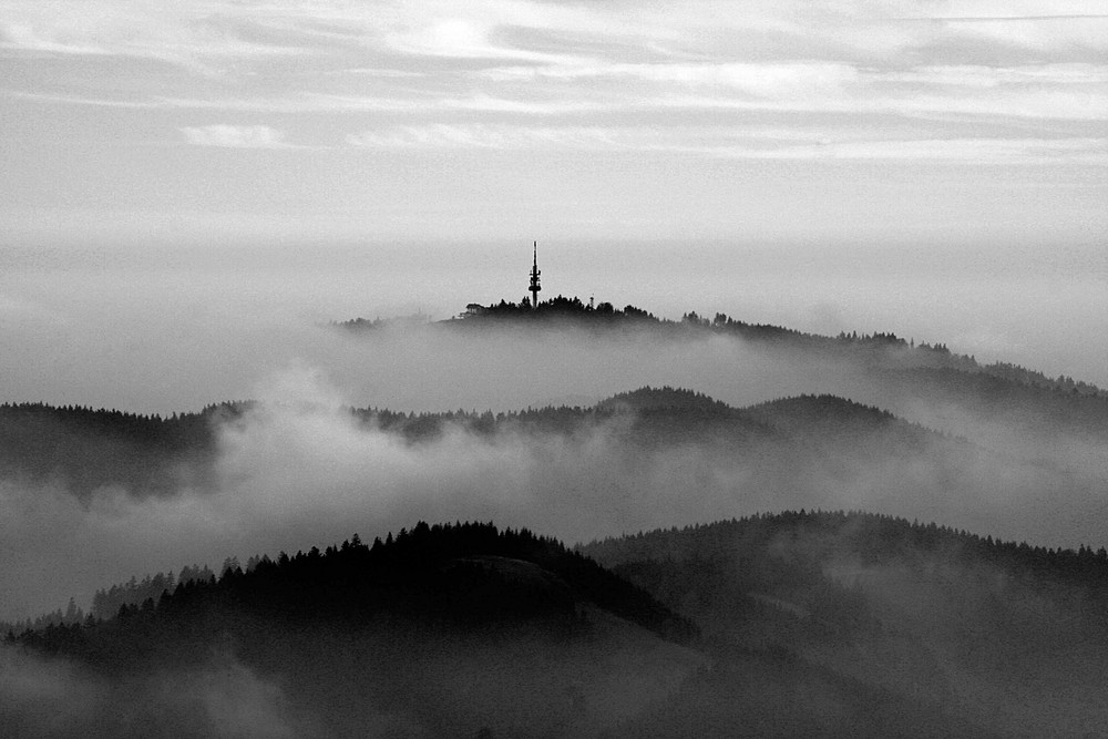 Blick vom Belchen zum Blauen, durch Herbstnebel