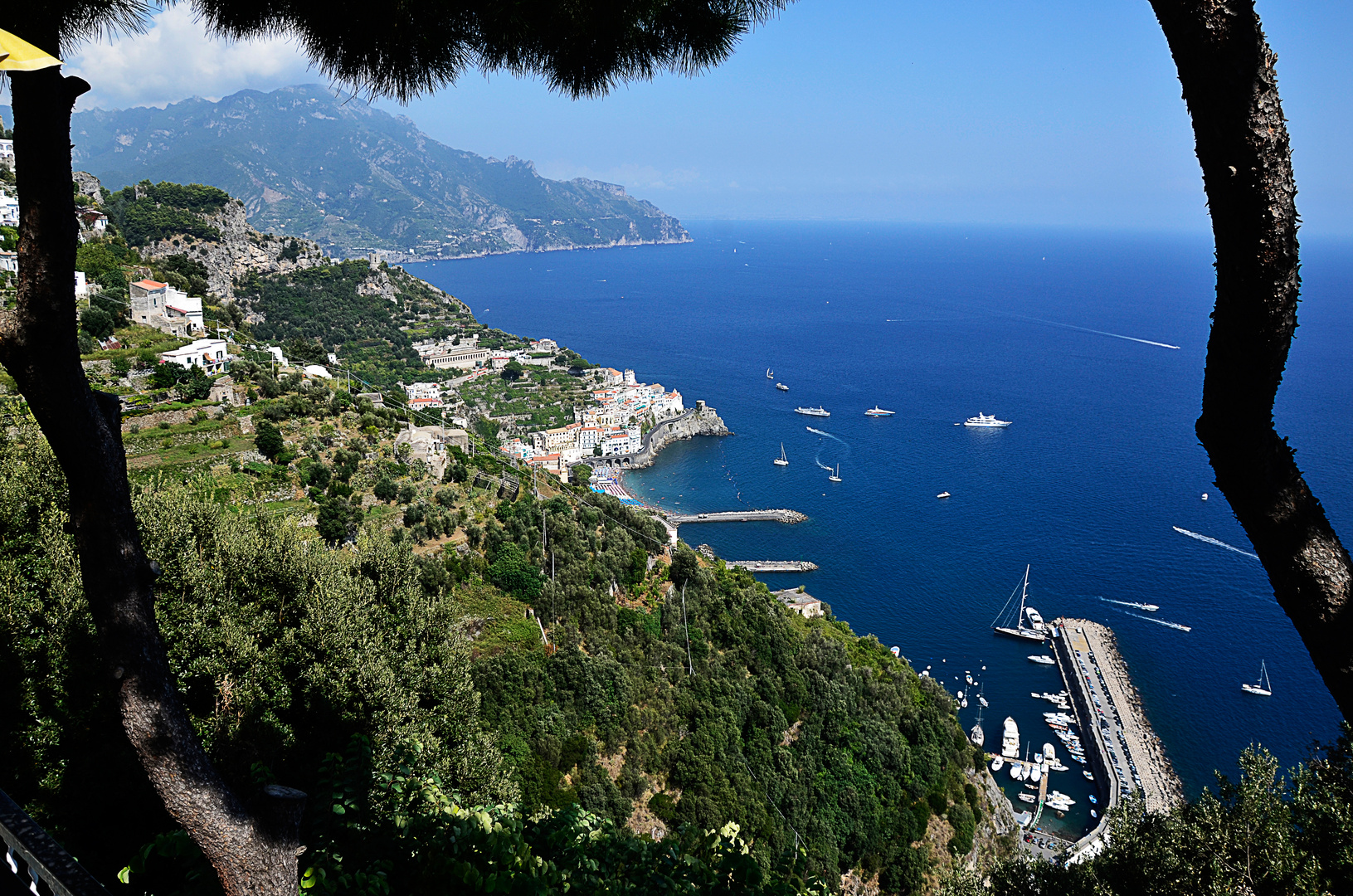 Blick vom Berg auf den Hafen von Amalfi