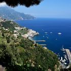 Blick vom Berg auf den Hafen von Amalfi