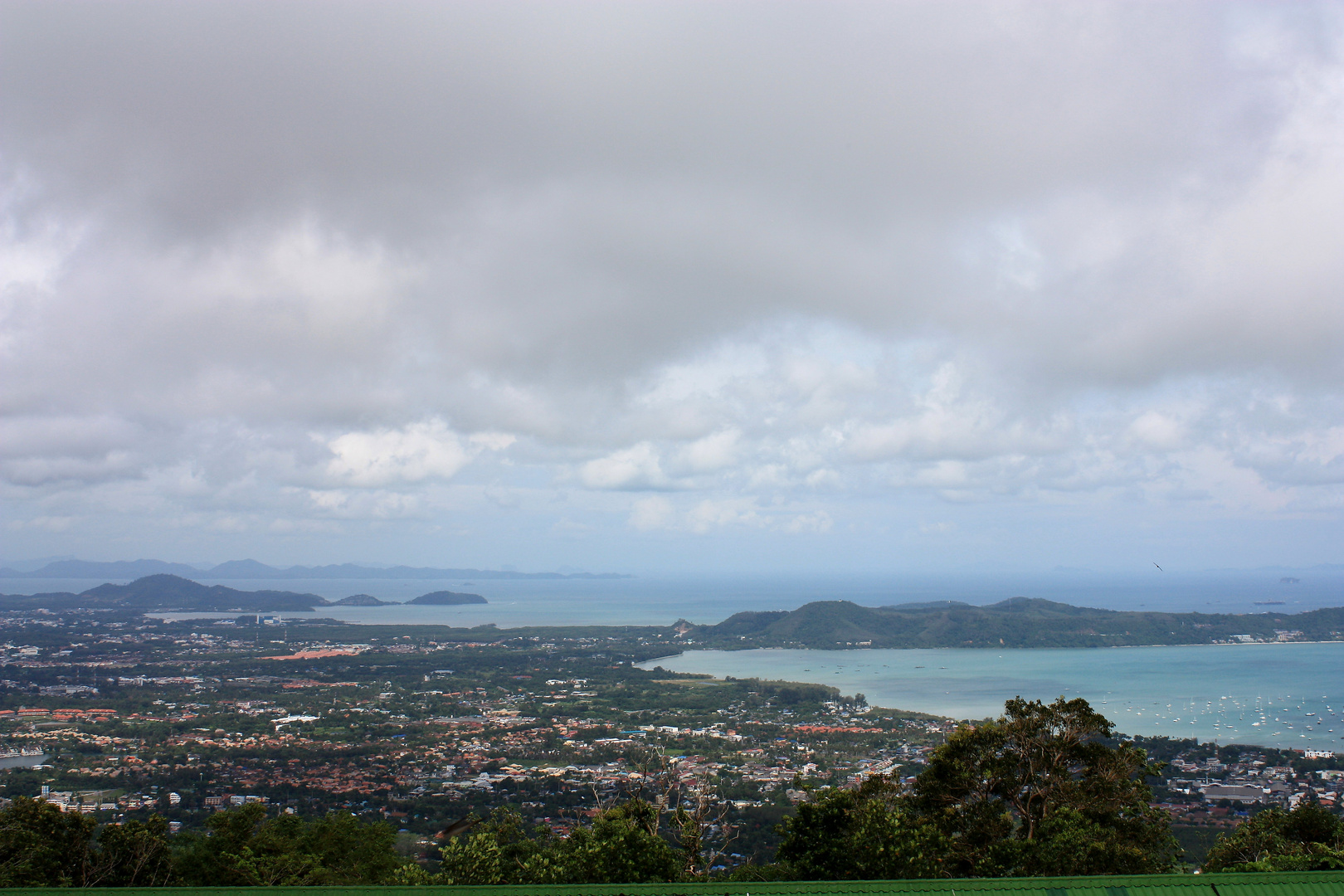 Blick vom Berg des Big Buddha auf die Chalong-Bay im Süden von Phuket