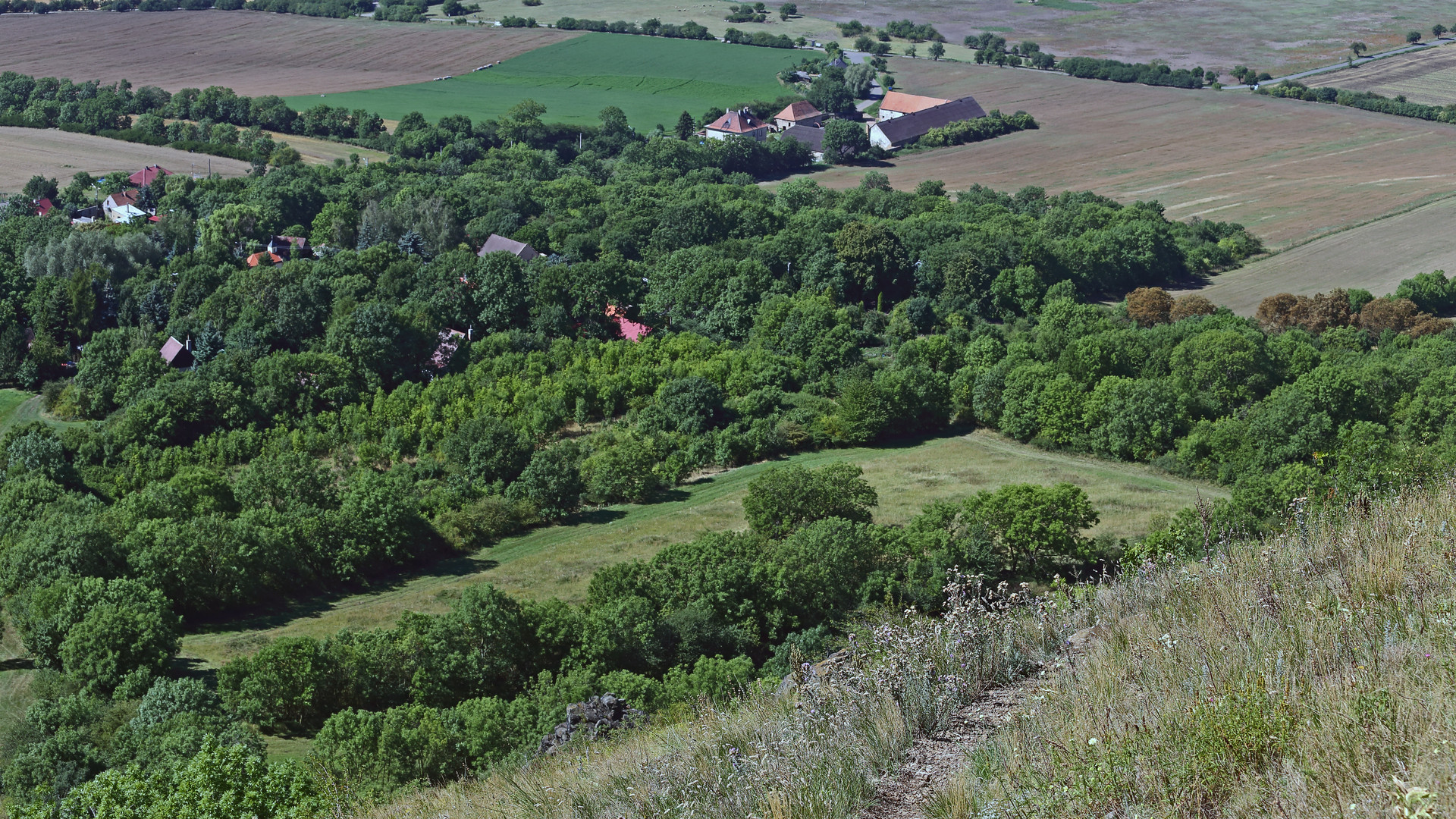 Blick vom Berg  Mila auf die Häuser des  Ortes Mila...