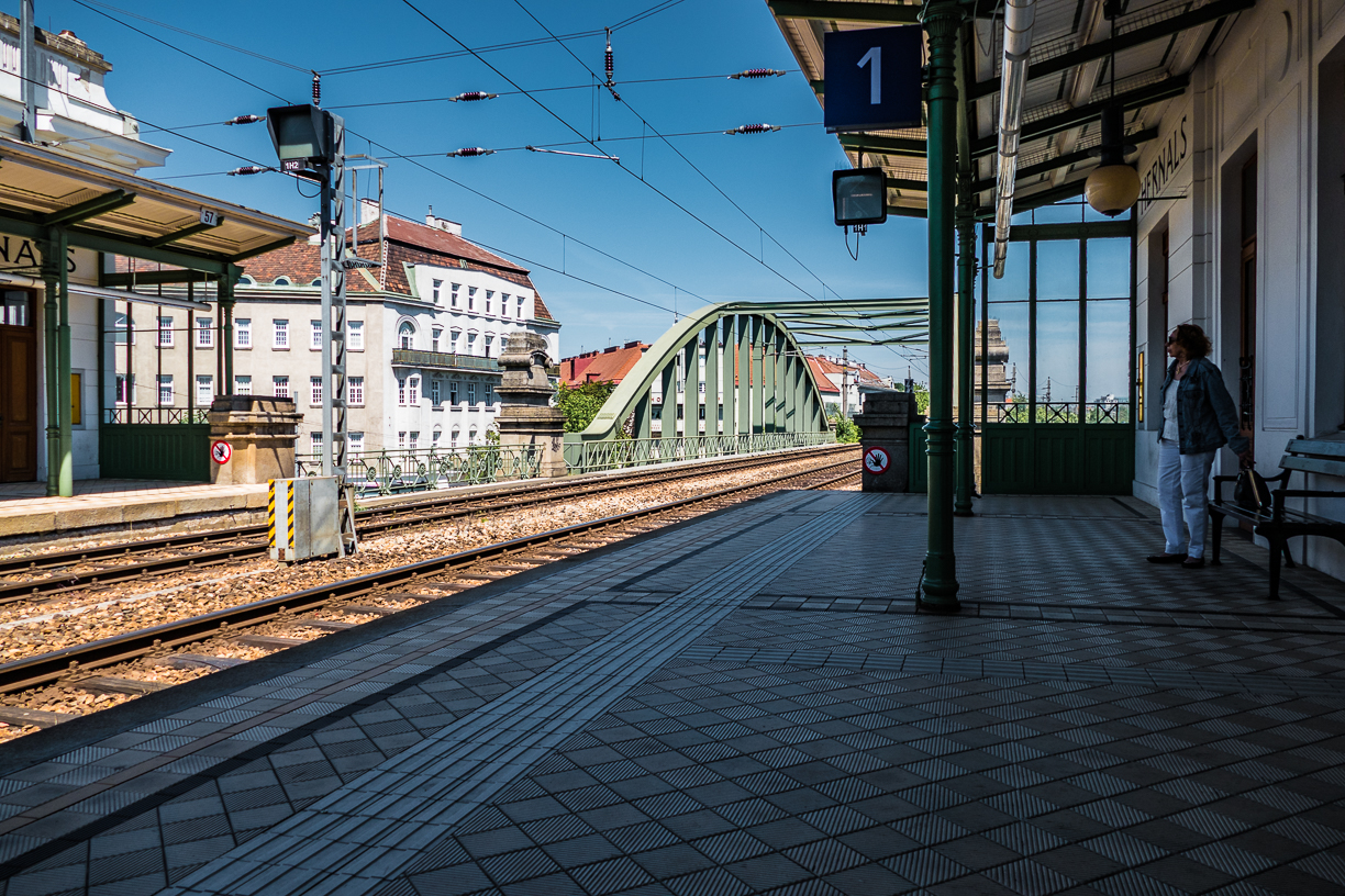 blick vom bhf. hernals auf brücke und häuser