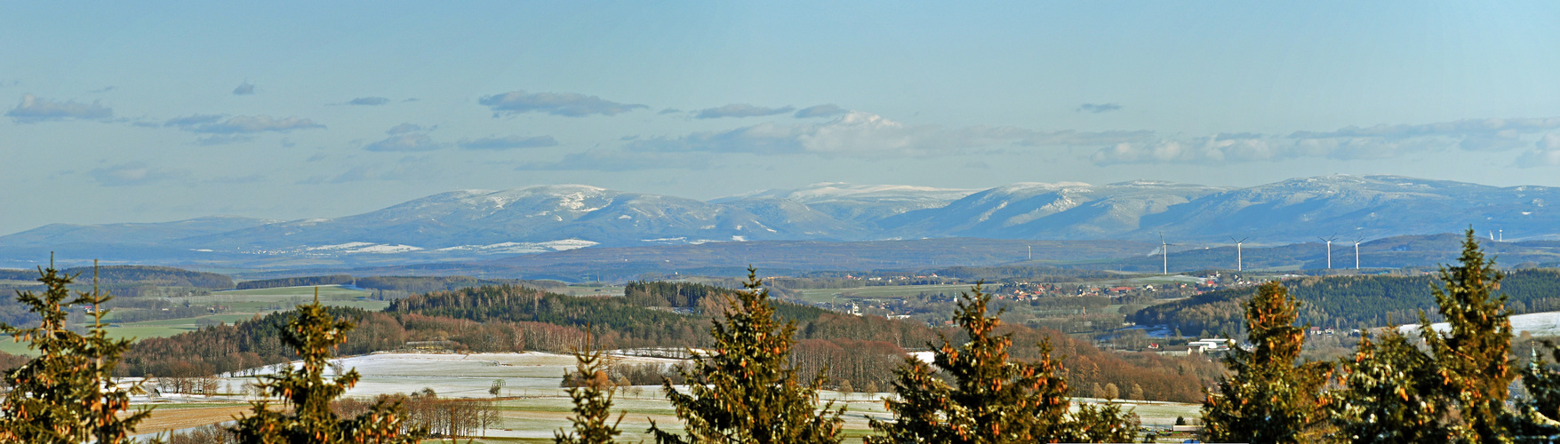 Blick vom Bieleboh ins Riesen und Isergebirge