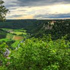 Blick vom Bischofsfelsen in das Donautal und Schloss Werenwag