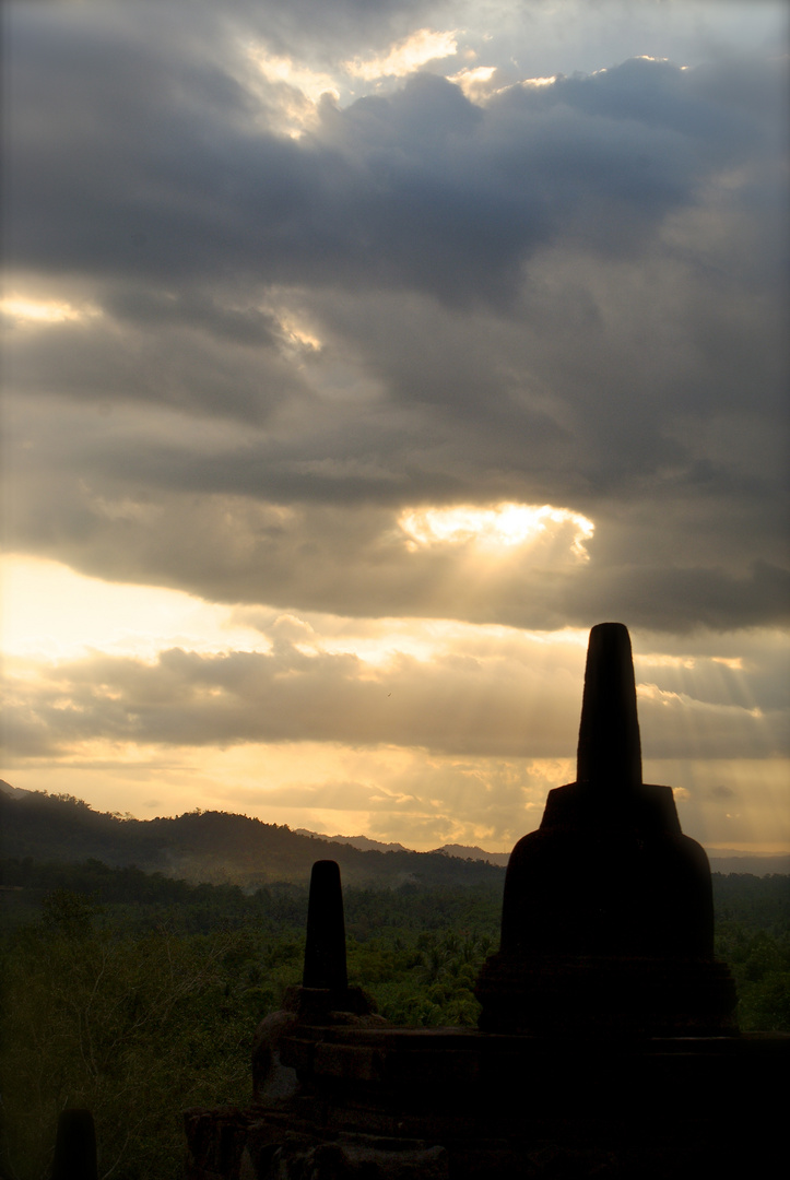 Blick vom Borobudur Tempel