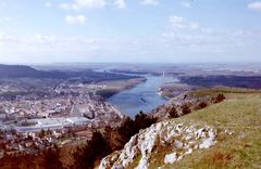 Blick vom Braunsberg auf die Donau und die Stadt Hainburg in Richtung Wien.