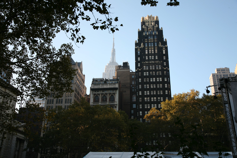 Blick vom Bryant Park an der 42nd St nach Süden