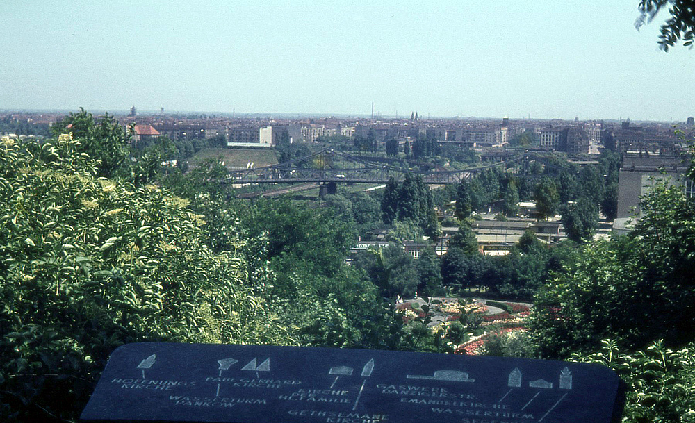 Blick vom Bunkerberg des Volksparks Humboldthain in Berlin-Wedding. Analofoto aus den 70er Jahren.