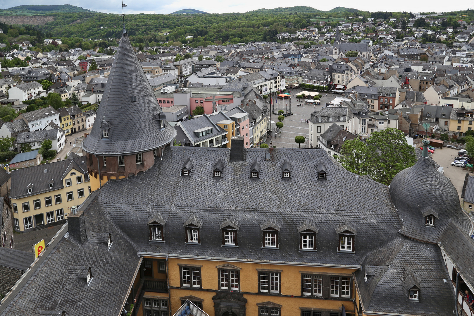 Blick vom Burgturm auf Teile der Genovevaburg und auf Mayen (2017_05_18_EOS 6D_2484_ji)