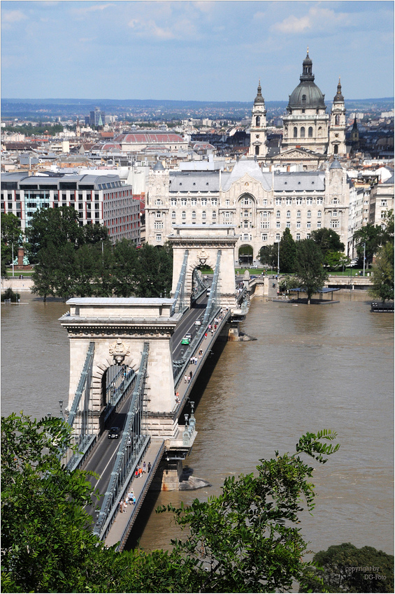 Blick vom Burgviertel auf die Kettenbrücke